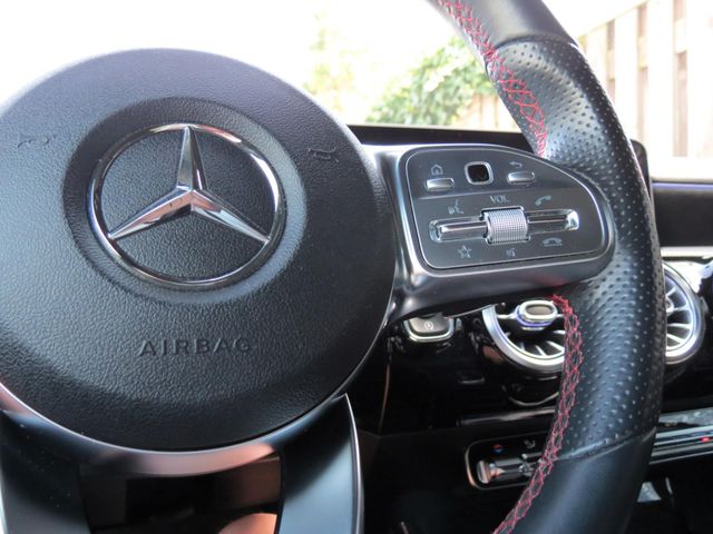 Mercedes-Benz A-Klasse 200 AMG | PANORAMADAK | SFEERVERLICHTING | WIDESCREEN | LOGISCHE NAP | CAMERA | LEDER ALCANTARA | 