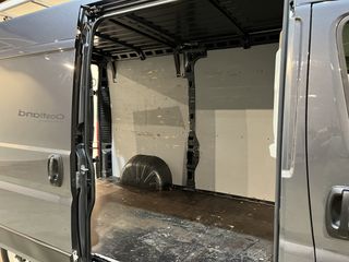 Fiat Ducato 2.3 MultiJet L2H2 177 PK Automaat / Van den Born Glasresteel / Euro 6 / Airco / Glastransporter / Trekhaak 3000 KG / Camera / CarPlay / Cruise Control / Imperiaal / Navigatie / 53.800 KM !!