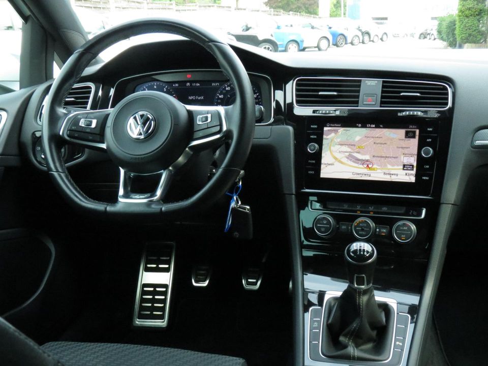 Volkswagen Golf 1.5 TSI 150PK Highline Business R-LINE | PANODAK | FULL LED | BTW AUTO | DIGITAL DASH | ACC | DAB+ | 1e EIGENAAR |