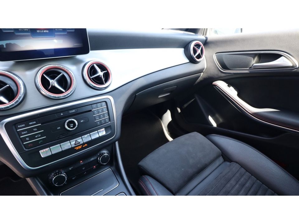 Mercedes-Benz CLA-Klasse 180 Bus. Sol. AMG | Led | PDC | Media | AMG Line VERKOCHT