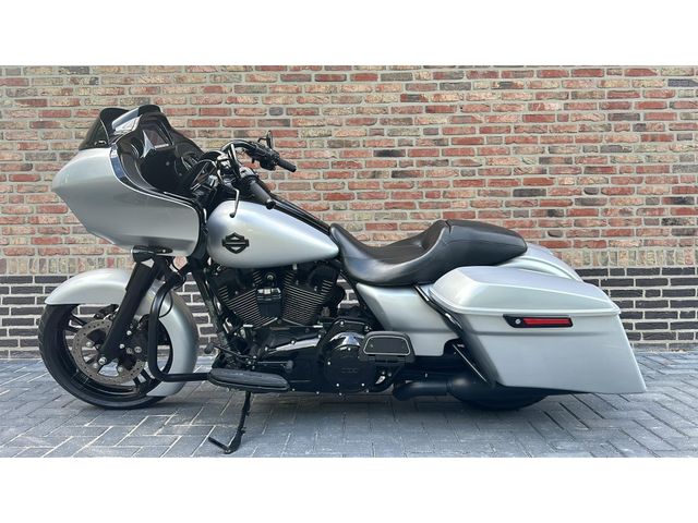 Harley Davidson 103 FLTRX Road Glide CVO stretched bags