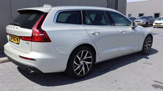 Volvo V60 2.0 T5 Momentum | Leder | Led | Media | Elelktr a klep