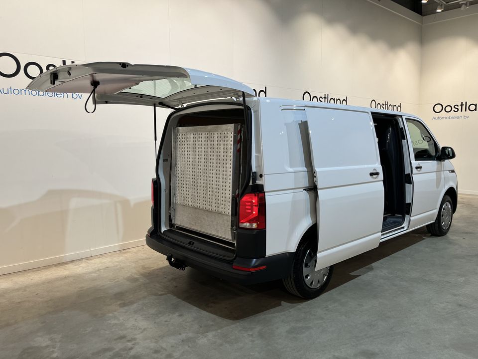 Volkswagen Transporter 2.0 TDI L2H1 / Euro 6 / Oprijplaat / Airco / Camera / Cruise Control / Trekhaak / Carplay / Navigatie / 3-Zits