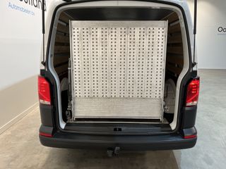 Volkswagen Transporter 2.0 TDI L2H1 / Euro 6 / Oprijplaat / Airco / Camera / Cruise Control / Trekhaak / Carplay / Navigatie / 3-Zits