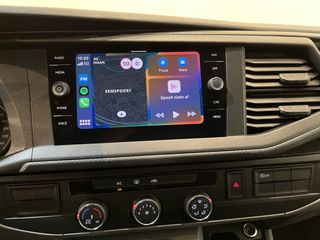 Volkswagen Transporter 2.0 TDI L2H1 / Euro 6 / Oprijplaat / Airco / Camera / Cruise Control / Trekhaak / Carplay / Navigatie / 3-Zits