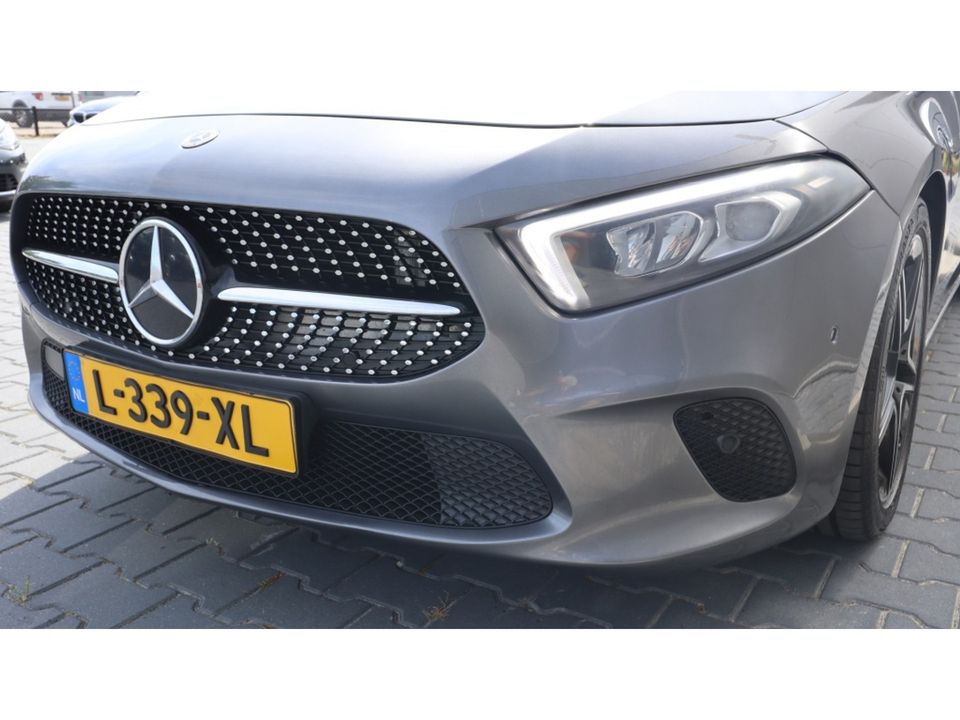 Mercedes-Benz A-Klasse 180 Premium Plus | Led | Leder | Media | AMG velgen VERKOCHT