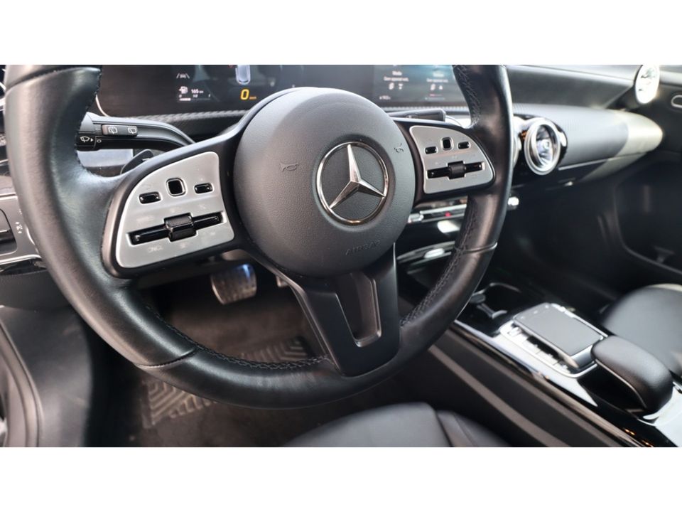 Mercedes-Benz A-Klasse 180 Premium Plus | Led | Leder | Media | AMG velgen