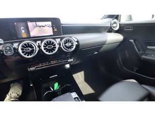 Mercedes-Benz A-Klasse 180 Premium Plus | Led | Leder | Media | AMG velgen