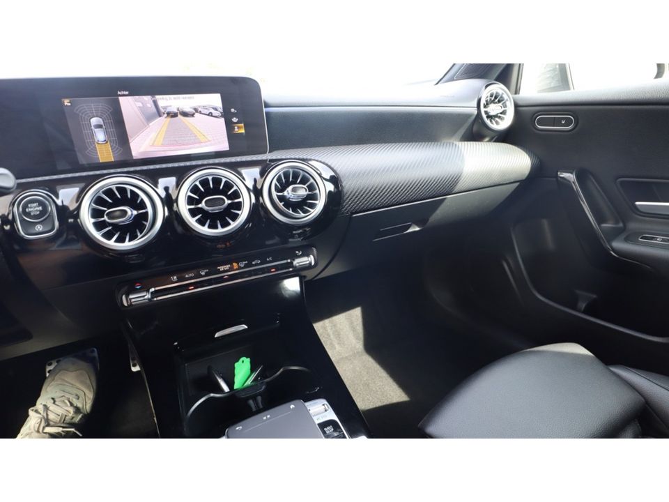 Mercedes-Benz A-Klasse 180 Premium Plus | Led | Leder | Media | AMG velgen VERKOCHT