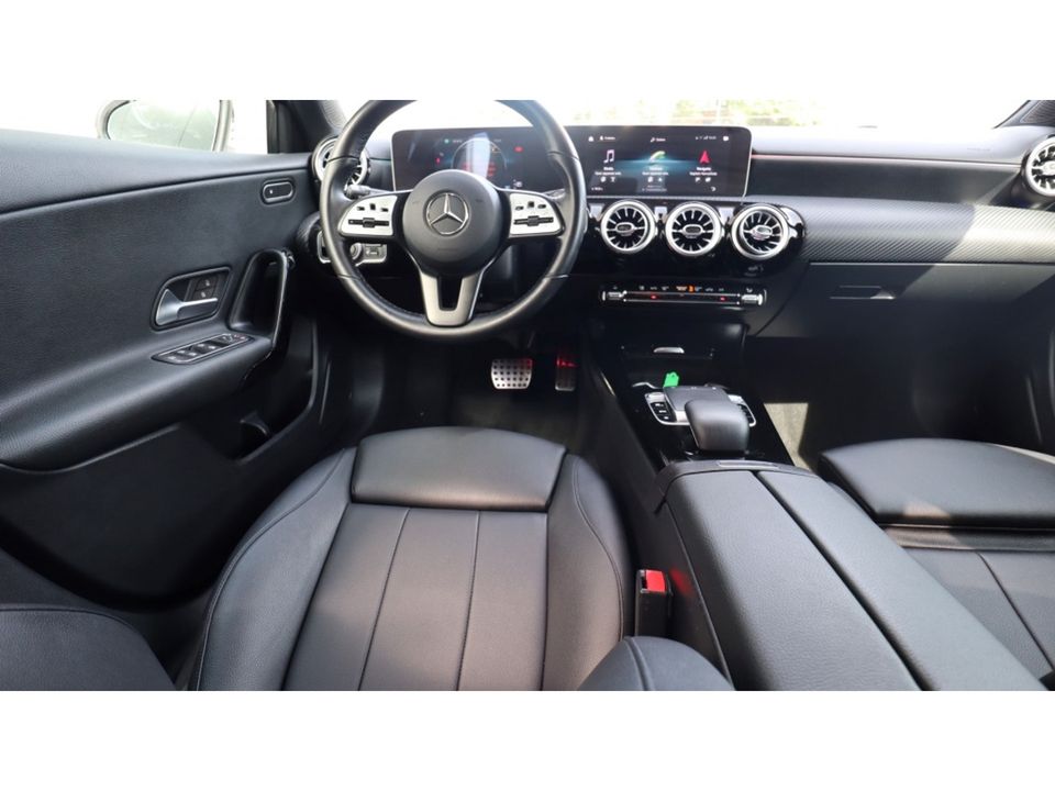 Mercedes-Benz A-Klasse 180 Premium Plus | Led | Leder | Media | AMG velgen VERKOCHT