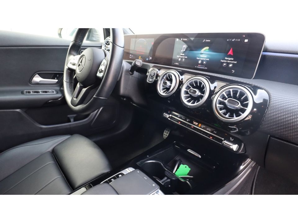 Mercedes-Benz A-Klasse 180 Premium Plus | Led | Leder | Media | AMG velgen