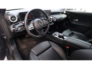 Mercedes-Benz A-Klasse 180 Premium Plus | Led | Leder | Media | AMG velgen VERKOCHT