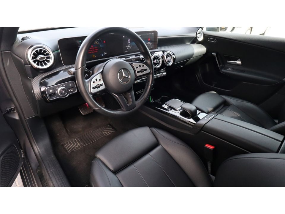 Mercedes-Benz A-Klasse 180 Premium Plus | Led | Leder | Media | AMG velgen