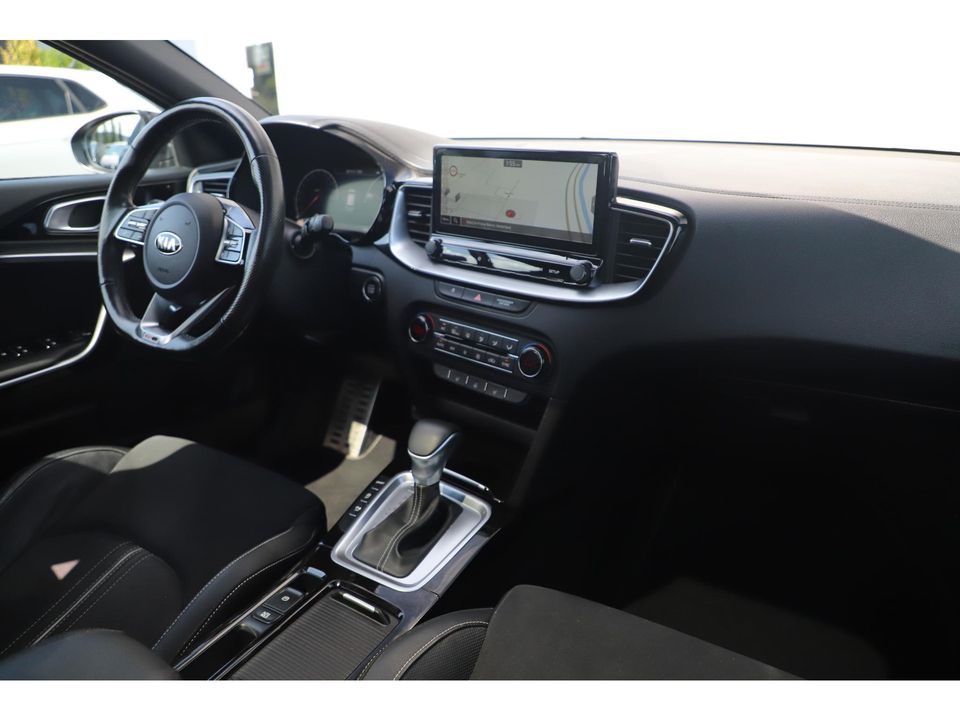 Kia Ceed 1.4 T-GDI GT-Line 140PK Automaat Panoramadak Half Leder Trekhaak Navigatie Achteruitrijcamera Clima Stuur & Stoelverwarming Full LED Keyless Entry