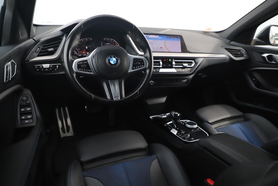 BMW 1-serie 118i Business Edition M Sport Automaat Black Optic Virtual Cockpit Sfeerverlichting Navigatie Carplay Android Sportstoelen Clima Cruise PDC