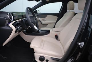 Mercedes-Benz A-Klasse 180 Luxury Line Automaat Night Pakket Panoramadak Widescreen Sfeerverlichting Navigatie Achteruitrijcamera Vol Lederen Sportstoelen LED Stoelverwarming