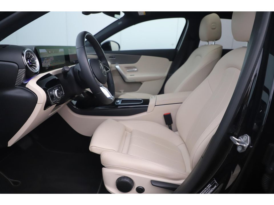 Mercedes-Benz A-Klasse 180 Luxury Line Automaat Night Pakket Panoramadak Widescreen Sfeerverlichting Navigatie Achteruitrijcamera Vol Lederen Sportstoelen LED Stoelverwarming