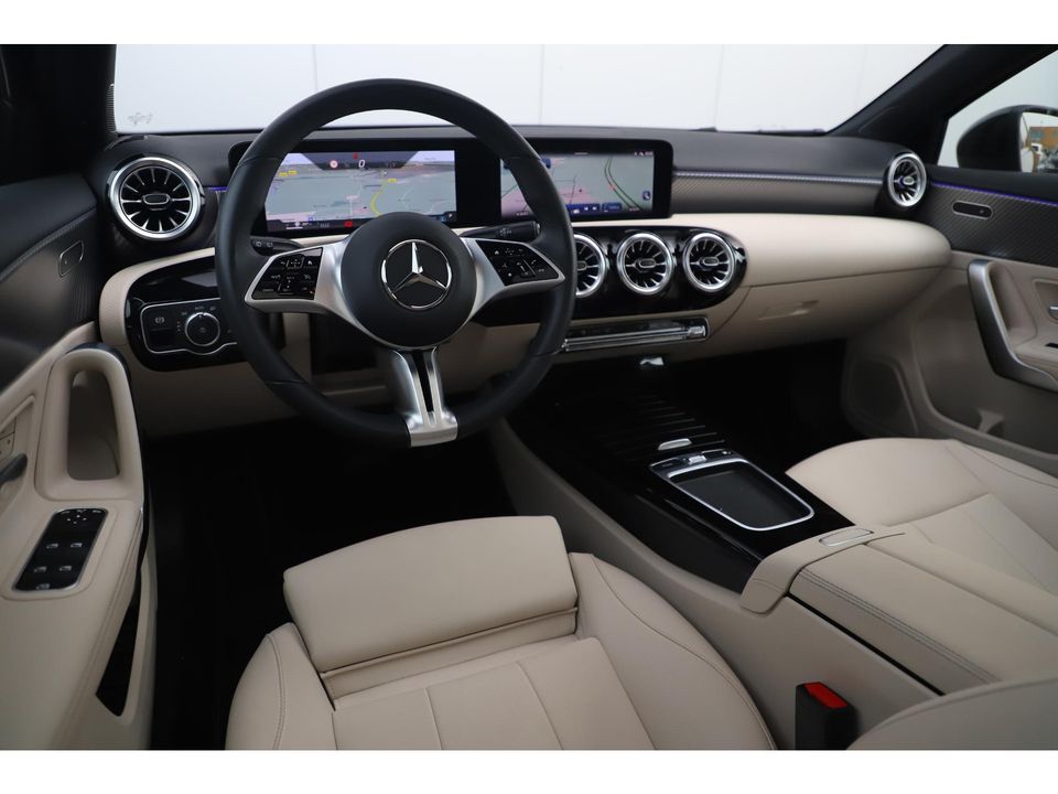 Mercedes-Benz A-Klasse 180 Luxury Line Automaat Night Pakket Panoramadak Widescreen Sfeerverlichting Navigatie Achteruitrijcamera Vol Lederen Sportstoelen LED Stoelverwarming