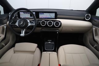 Mercedes-Benz A-Klasse 180 Luxury Line Automaat Night Pakket Panoramadak Widescreen Sfeerverlichting Navigatie Achteruitrijcamera Vol Lederen Sportstoelen LED Stoelverwarming