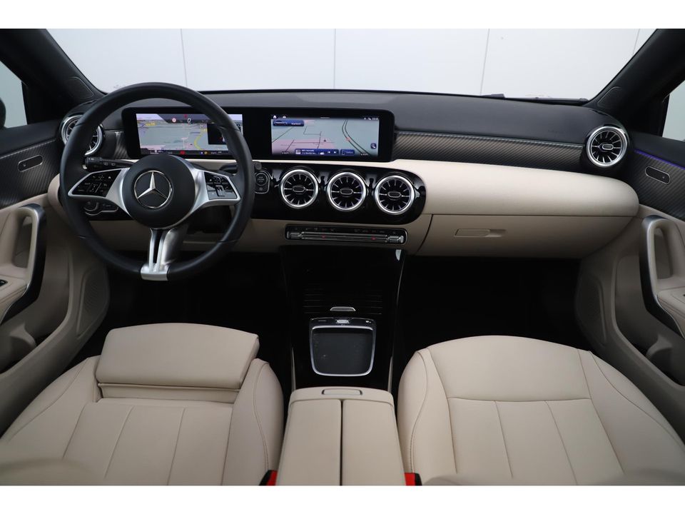 Mercedes-Benz A-Klasse 180 Luxury Line Automaat Night Pakket Panoramadak Widescreen Sfeerverlichting Navigatie Achteruitrijcamera Vol Lederen Sportstoelen LED Stoelverwarming