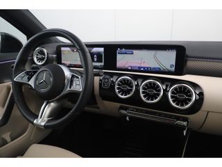 Mercedes-Benz A-Klasse 180 Luxury Line Automaat Night Pakket Panoramadak Widescreen Sfeerverlichting Navigatie Achteruitrijcamera Vol Lederen Sportstoelen LED Stoelverwarming