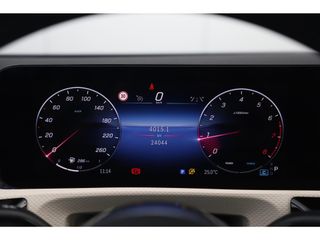 Mercedes-Benz A-Klasse 180 Luxury Line Automaat Night Pakket Panoramadak Widescreen Sfeerverlichting Navigatie Achteruitrijcamera Vol Lederen Sportstoelen LED Stoelverwarming