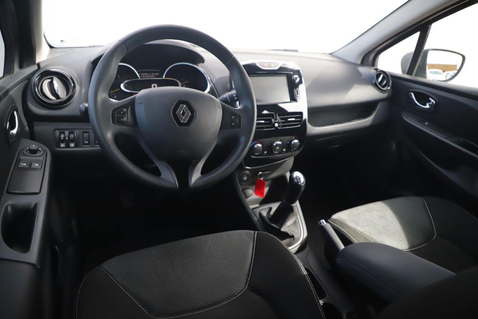 Renault Clio 1.5 dCi ECO Expression Trekhaak Navigatie Airco Cruise PDC Bluetooth DB Riem is v.v.