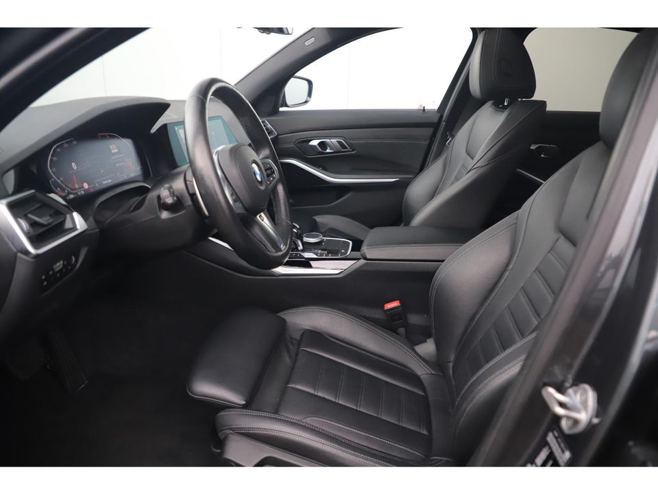 BMW 3 Serie 318i Executive Edition Automaat Black Optic Schuifdak Full LED Digital Cockpit Vol Lederen Sportstoelen Navigatie Draadloos Carplay Bluetooth Achteruitrijcamera 18 inch M Sport Velgen