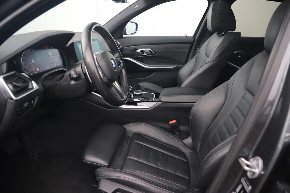 BMW 3 Serie 318i Executive Edition Automaat Black Optic Schuifdak Full LED Digital Cockpit Vol Lederen Sportstoelen Navigatie Draadloos Carplay Bluetooth Achteruitrijcamera 18 inch M Sport Velgen