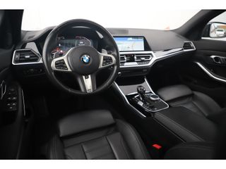 BMW 3 Serie 318i Executive Edition Automaat Black Optic Schuifdak Full LED Digital Cockpit Vol Lederen Sportstoelen Navigatie Draadloos Carplay Bluetooth Achteruitrijcamera 18 inch M Sport Velgen