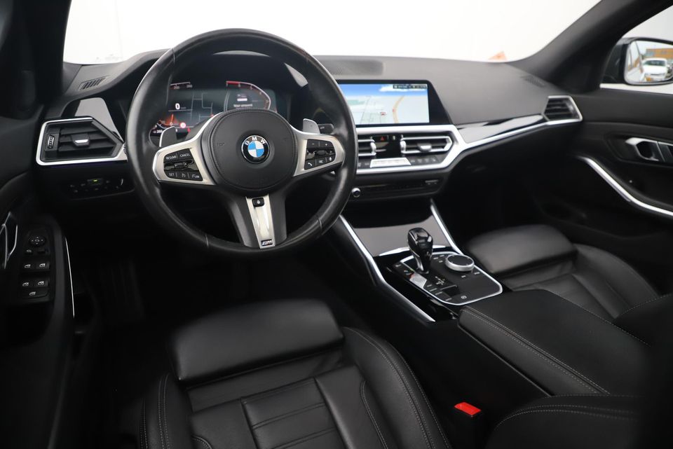 BMW 3 Serie 318i Executive Edition Automaat Black Optic Schuifdak Full LED Digital Cockpit Vol Lederen Sportstoelen Navigatie Draadloos Carplay Bluetooth Achteruitrijcamera 18 inch M Sport Velgen