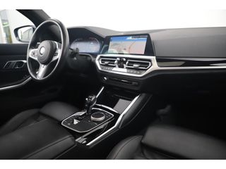 BMW 3 Serie 318i Executive Edition Automaat Black Optic Schuifdak Full LED Digital Cockpit Vol Lederen Sportstoelen Navigatie Draadloos Carplay Bluetooth Achteruitrijcamera 18 inch M Sport Velgen