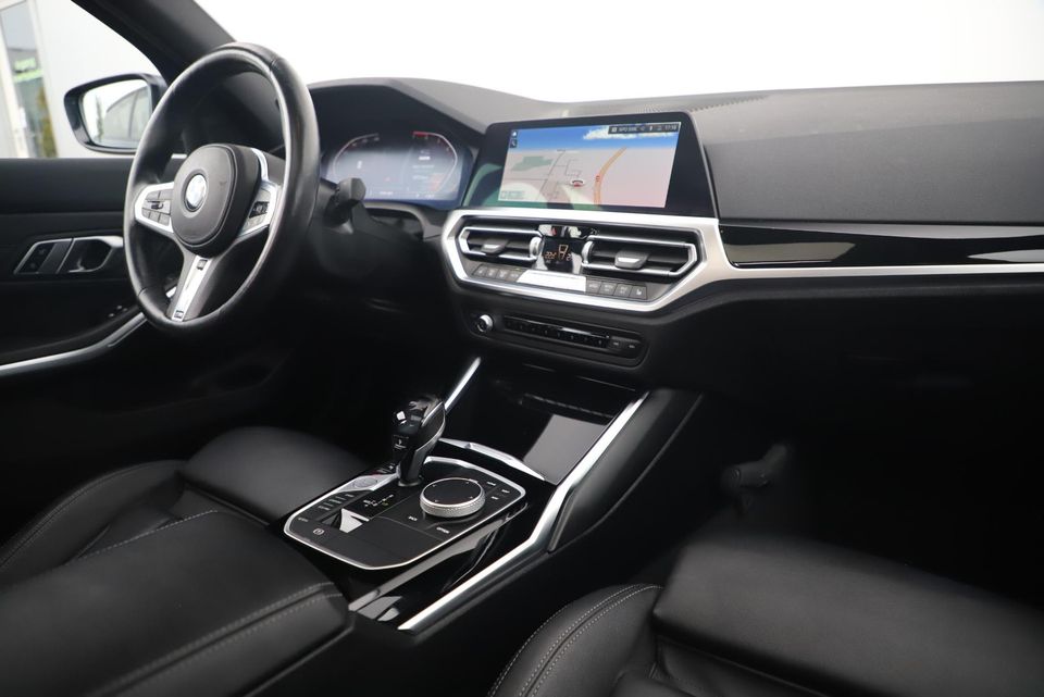 BMW 3 Serie 318i Executive Edition Automaat Black Optic Schuifdak Full LED Digital Cockpit Vol Lederen Sportstoelen Navigatie Draadloos Carplay Bluetooth Achteruitrijcamera 18 inch M Sport Velgen