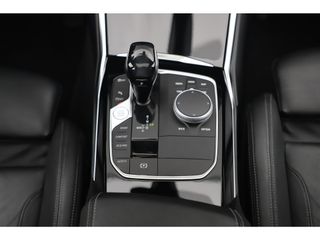 BMW 3 Serie 318i Executive Edition Automaat Black Optic Schuifdak Full LED Digital Cockpit Vol Lederen Sportstoelen Navigatie Draadloos Carplay Bluetooth Achteruitrijcamera 18 inch M Sport Velgen