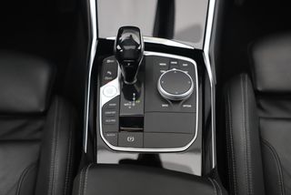 BMW 3 Serie 318i Executive Edition Automaat Black Optic Schuifdak Full LED Digital Cockpit Vol Lederen Sportstoelen Navigatie Draadloos Carplay Bluetooth Achteruitrijcamera 18 inch M Sport Velgen