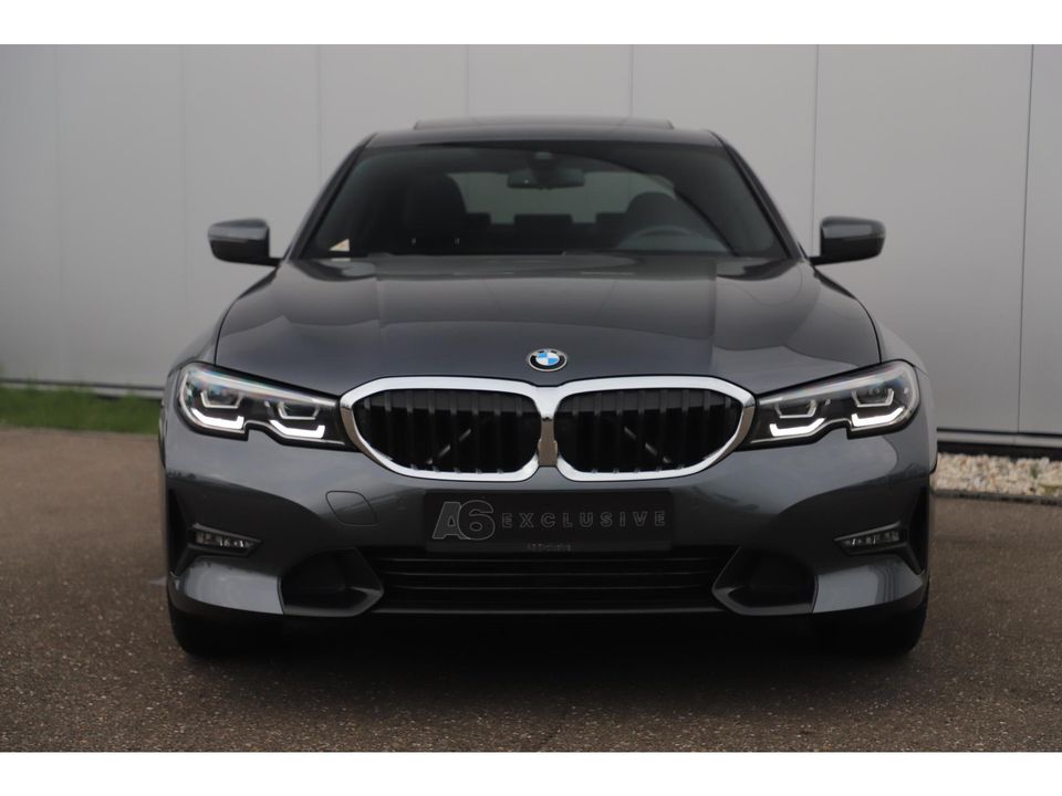 BMW 3 Serie 318i Executive Edition Automaat Black Optic Schuifdak Full LED Digital Cockpit Vol Lederen Sportstoelen Navigatie Draadloos Carplay Bluetooth Achteruitrijcamera 18 inch M Sport Velgen