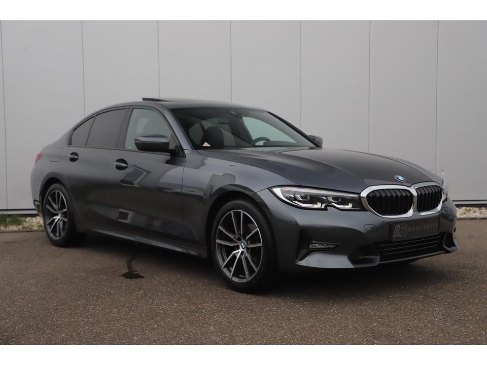 BMW 3 Serie 318i Executive Edition Automaat Black Optic Schuifdak Full LED Digital Cockpit Vol Lederen Sportstoelen Navigatie Draadloos Carplay Bluetooth Achteruitrijcamera 18 inch M Sport Velgen