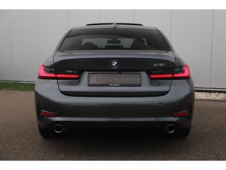 BMW 3 Serie 318i Executive Edition Automaat Black Optic Schuifdak Full LED Digital Cockpit Vol Lederen Sportstoelen Navigatie Draadloos Carplay Bluetooth Achteruitrijcamera 18 inch M Sport Velgen