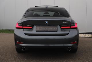 BMW 3 Serie 318i Executive Edition Automaat Black Optic Schuifdak Full LED Digital Cockpit Vol Lederen Sportstoelen Navigatie Draadloos Carplay Bluetooth Achteruitrijcamera 18 inch M Sport Velgen