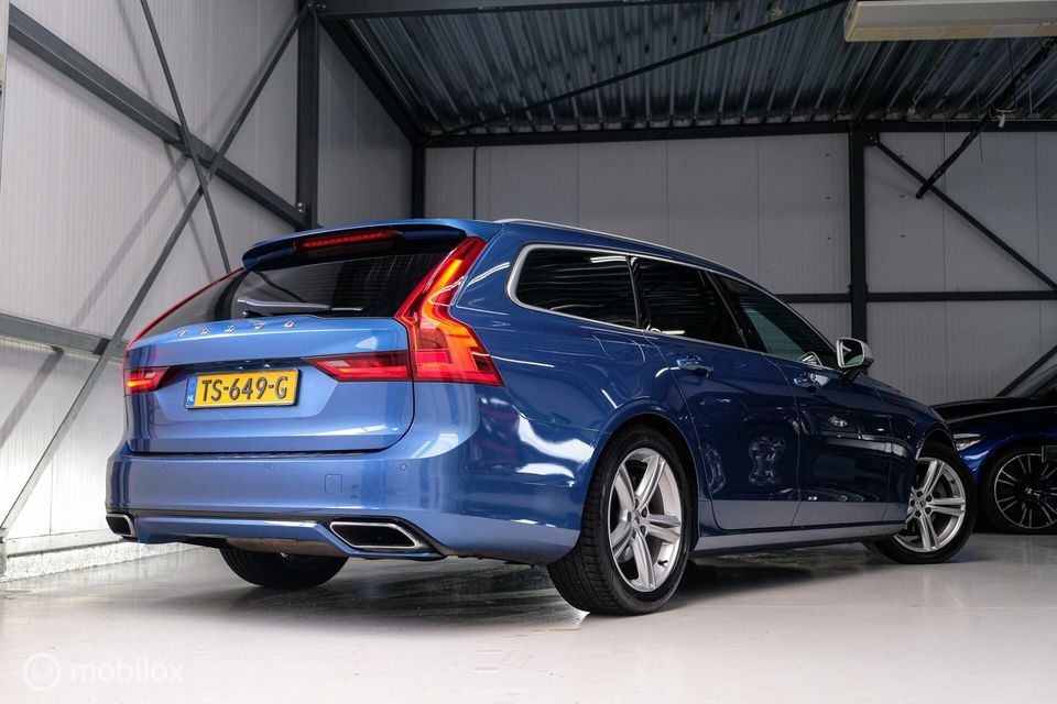 Volvo V90 2.0 D3 R-Design | Bursting Blue | B&W audio | Trekhaak | Leder | HUD | Panorama |