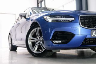 Volvo V90 2.0 D3 R-Design | Bursting Blue | B&W audio | Trekhaak | Leder | HUD | Panorama |