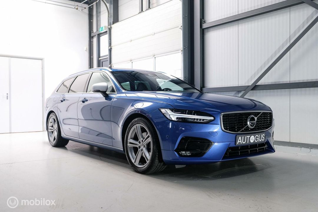 Volvo V90 2.0 D3 R-Design | Bursting Blue | B&W audio | Trekhaak | Leder | HUD | Panorama |