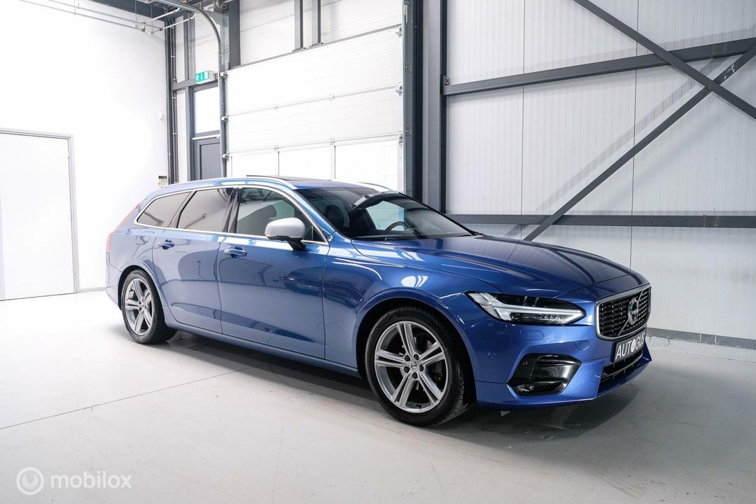 Volvo V90 2.0 D3 R-Design | Bursting Blue | B&W audio | Trekhaak | Leder | HUD | Panorama |