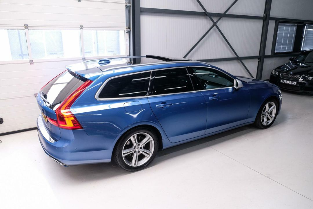 Volvo V90 2.0 D3 R-Design | Bursting Blue | B&W audio | Trekhaak | Leder | HUD | Panorama |