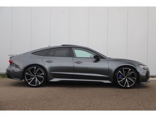 Audi RS7 4.0 TFSI RS 7 Sportback Quattro 600PK Fabrieksgarantie 22 inch Keramisch B&O High End Alcantara Hemel Dynamic Plus Pack 4-wiel Sturing Softclose Stoelverkoeling Panoramadak Laser LED HUD 360 Camera Full Options! Nieuwstaat!