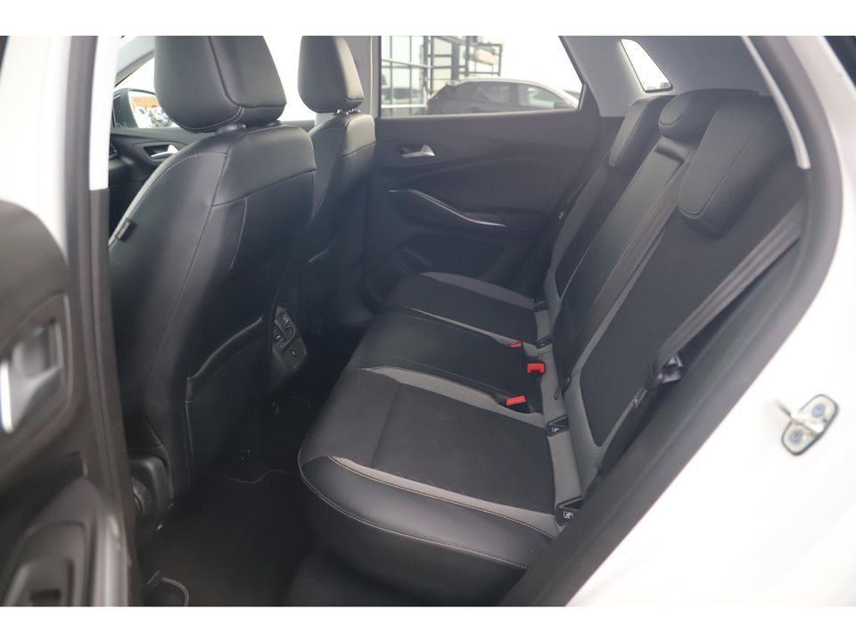 Opel Grandland X 1.2 Turbo Business Executive 131PK Automaat Keyless Comfortstoelen 18 inch LMV Navigatie Carplay Android Clima Cruise PDC Lane Assist