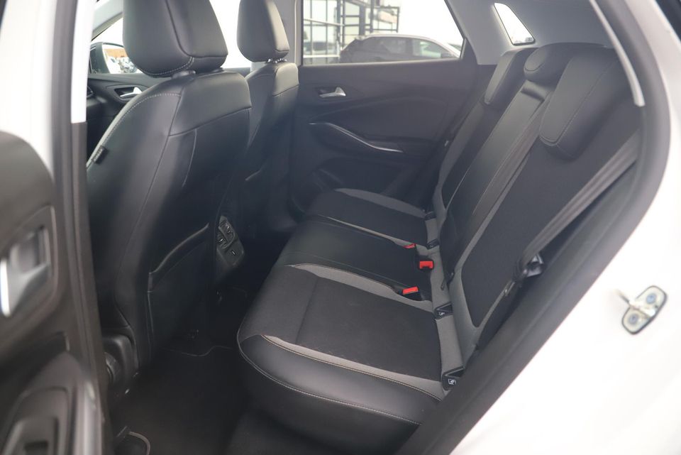 Opel Grandland X 1.2 Turbo Business Executive 131PK Automaat Keyless Comfortstoelen 18 inch LMV Navigatie Carplay Android Clima Cruise PDC Lane Assist