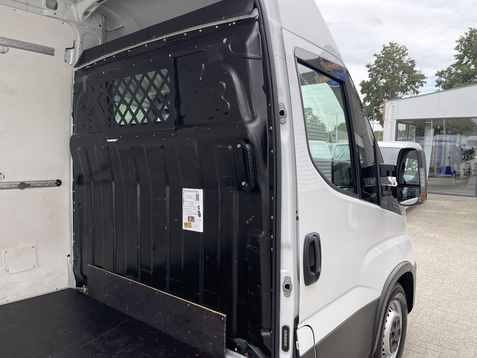 Iveco Daily 35S16 2.3 410 L4H2 / laadruimte 465 cm lang / rijklaar € 26.950 ex btw / lease vanaf € 444 / climate control / 270 graden deuren / parkeersensoren achter !