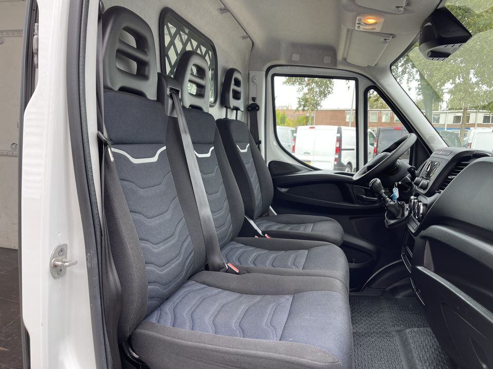 Iveco Daily 35S16 2.3 410 L4H2 / laadruimte 465 cm lang / rijklaar € 26.950 ex btw / lease vanaf € 444 / climate control / 270 graden deuren / parkeersensoren achter !