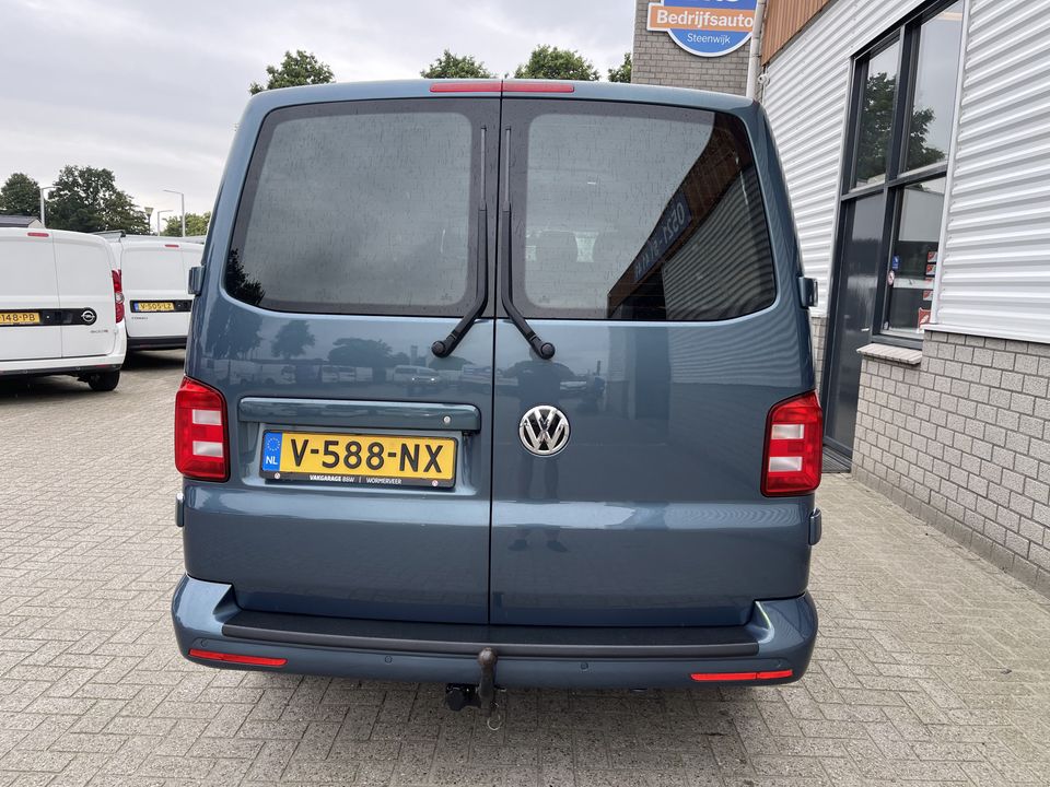 Volkswagen Transporter 2.0 TDI 150pk DSG automaat L2H1 Highline / vaste prijs rijklaar € 22.950 ex btw / lease vanaf € 410 / airco / cruise / navi / camera / trekhaak 2500 kg / pdc voor en achter !